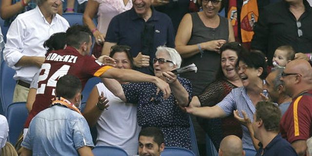 Conte Puji Selebrasi Peluk Nenek Ala Florenzi Conte Puji Selebrasi Peluk Nenek Ala Florenzi
