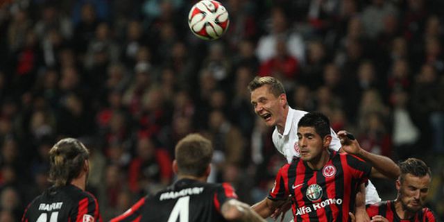 Galeri Bundesliga: Ketat di Commerzbank-Arena Galeri Bundesliga: Ketat di Commerzbank-Arena