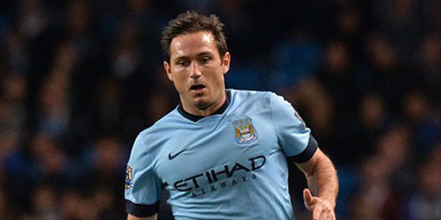 Lampard Lakukan Selfie Bareng Fans di Piala Liga