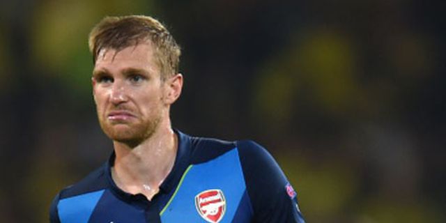 Mertesacker dan Gibbs Siap Ladeni Spurs di Derby London