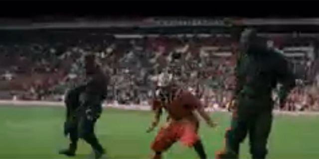 Dikejar-kejar Ninja, Samurai Ini Beraksi Olah Bola di Old Trafford