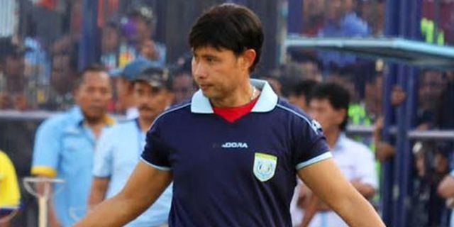 Eduard Tjong: Pertahanan Persela Kurang Rapat Eduard Tjong: Pertahanan Persela Kurang Rapat
