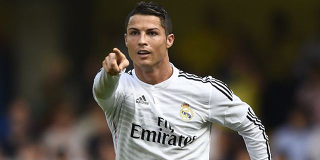 Rayu Ronaldo, Fans MU Sewa Pesawat Lintasi El Madrigal