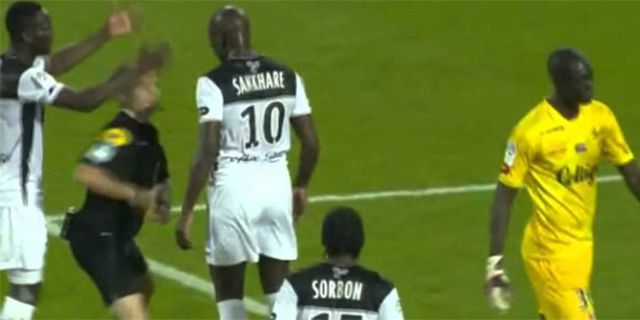 Cegah Rekan Diusir, Pemain Guingamp Nekat Curi Kartu Wasit