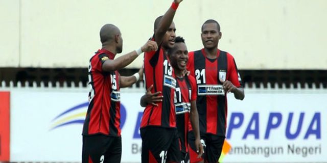 Review ISL: Kesalahan Persela Lambungkan Persipura Review ISL: Kesalahan Persela Lambungkan Persipura