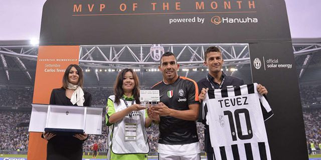 Galeri: Carlos Tevez Terima Penghargaan MVP Bulan September Galeri: Carlos Tevez Terima Penghargaan MVP Bulan September