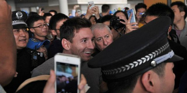 Tiba di Beijing, Messi dan Neymar Disambut Ratusan Suporter