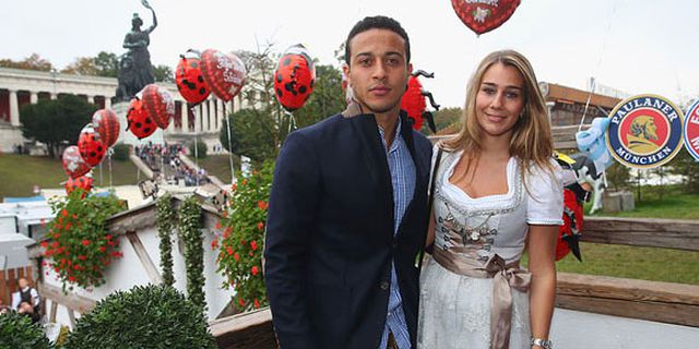 Galeri: Cantiknya Kekasih Thiago Alcantara di Pesta Oktoberfest Galeri: Cantiknya Kekasih Thiago Alcantara di Pesta Oktoberfest