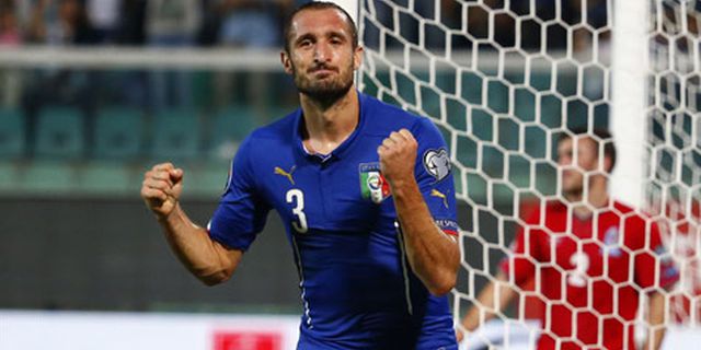 Review: Chiellini Cetak Hattrick, Italia Tundukkan Azerbaijan