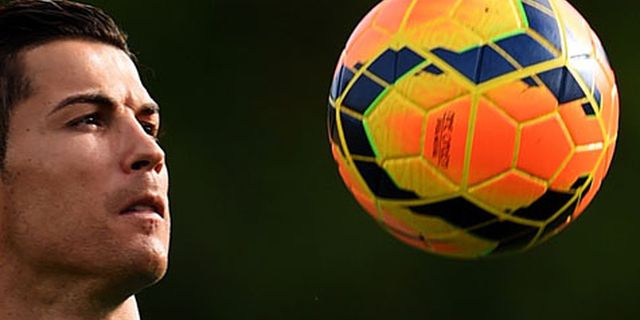 Schmeichel: Messi Fantastis, Tapi Ronaldo Terbaik Dunia Schmeichel: Messi Fantastis, Tapi Ronaldo Terbaik Dunia