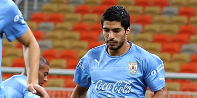 Uruguay Menang, Luis Suarez Dua Gol