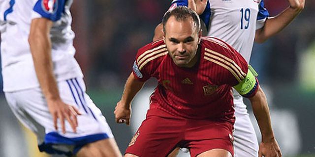 Ungguli Ronaldo di Golden Foot, Iniesta Bangga