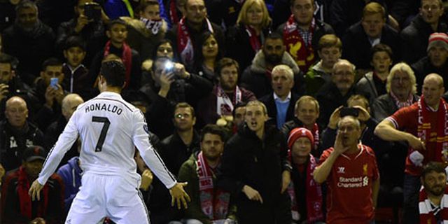 Anfield Beri Aplaus Ronaldo 