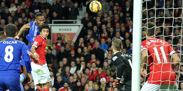 Konyol! Pria Ini Kenakan Seragam Unik United vs Chelsea Konyol! Pria Ini Kenakan Seragam Unik United vs Chelsea