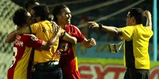 Jamu Arema, Semen Padang Uber Poin Absolut