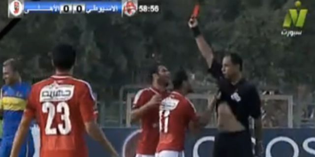 Buka Kostum Wasit di Lapangan, Pemain Ini Dihukum Berat
