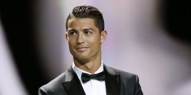 Ronaldo Menangkan 'Ballon d'Or' di Mirror