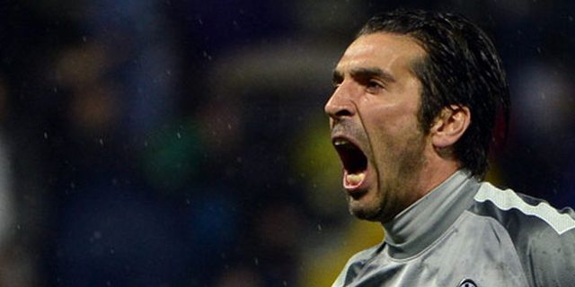 Zenga: Buffon Lebih Kuat Dari Saya Zenga: Buffon Lebih Kuat Dari Saya