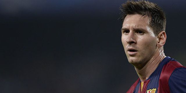 Messi Pamerkan Trofi Perdana Miliknya Messi Pamerkan Trofi Perdana Miliknya
