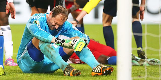 Tepis Bola Dengan Selangkangan, Kiper Hamburg Terduduk Kesakitan