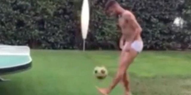 Cuma Kenakan Celana Dalam, Neymar Pamer Aksi Juggling