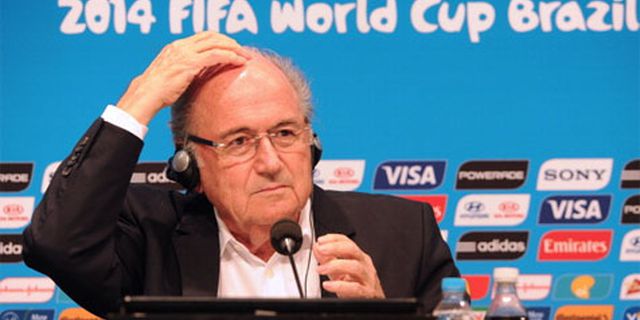 Sepp Blatter Disambut Bom Asap Sepp Blatter Disambut Bom Asap