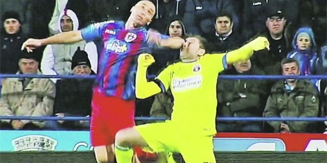 Hampir Hilangkan Bola Mata Lawan, Pemain Ini Diskors 16 Laga