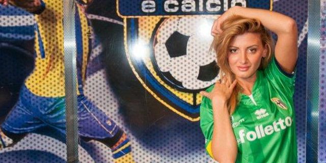 Model Seksi Pamerkan Jersey Spesial Amal Parma Model Seksi Pamerkan Jersey Spesial Amal Parma