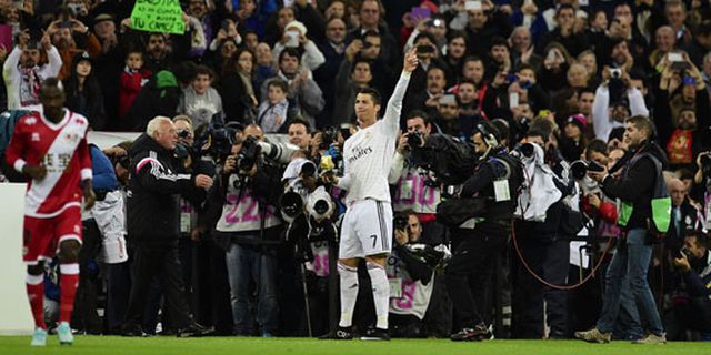 Video: Ronaldo Pamer Sepatu Emas di Santiago Bernabeu Video: Ronaldo Pamer Sepatu Emas di Santiago Bernabeu