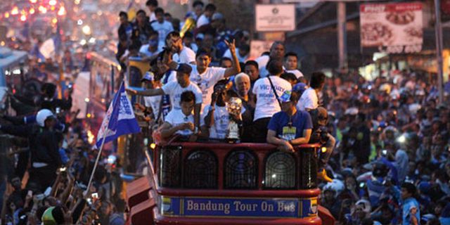 Persib dan Trofi ISL Diarak Keliling Bandung