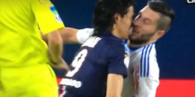 Clasico Prancis, Cavani & Gignac 'Berciuman'