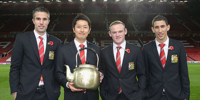 Gandeng Mie Instan Jepang, Rooney Dapat Hadiah Teko