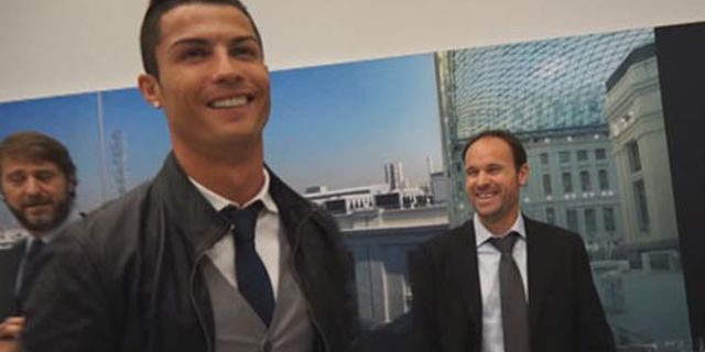 Dapat Award, Ronaldo Saling Ejek Dengan Wasit Mateu Lahoz