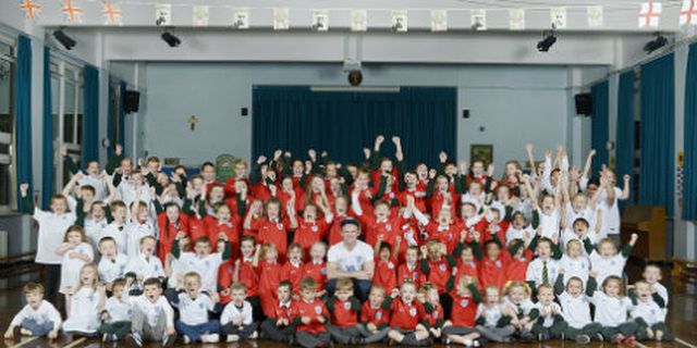 Rayakan Caps ke-100, Rooney Berpose Ala Moore dan Gerrard Rayakan Caps ke-100, Rooney Berpose Ala Moore dan Gerrard