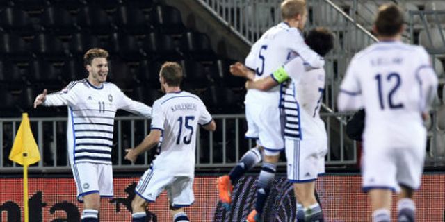 Lord Bendtner Cetak Gol, Serbia Terpaksa Bertekuk Lutut