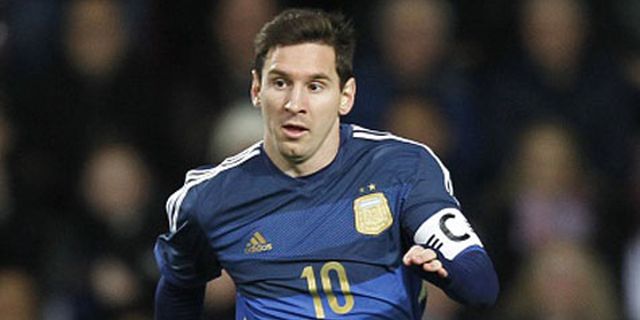Messi Pamer Aksi Lap Sepatu