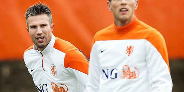 Hiddink Tegaskan Tak Ada Cekcok RVP-Huntelaar