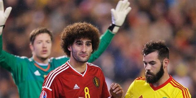 Video: Sikutan Keras Fellaini ke Wajah Joe Allen Lolos Dari Hukuman