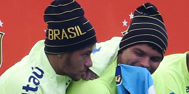 Neymar Bantah Rebut Ban Kapten Thiago Silva