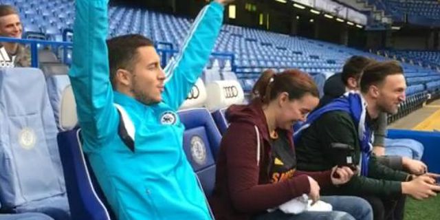 Hazard Ladeni Tantangan Fans FIFA 15 di Stamford Bridge! Hazard Ladeni Tantangan Fans FIFA 15 di Stamford Bridge!