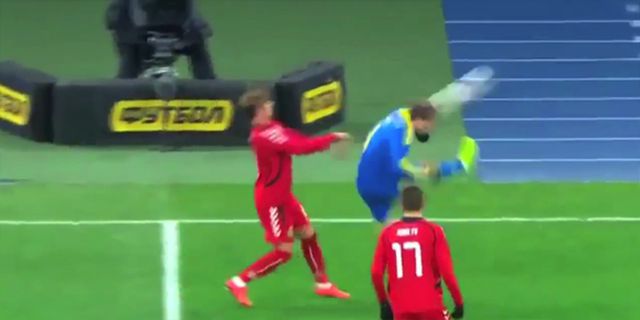 Video: Buang Bola, Tendangan Pemain Ini Hajar Wajah Sendiri Video: Buang Bola, Tendangan Pemain Ini Hajar Wajah Sendiri