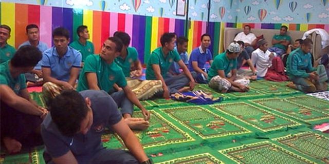 Canda Tawa Timnas Jelang Salat Jumat di Hanoi