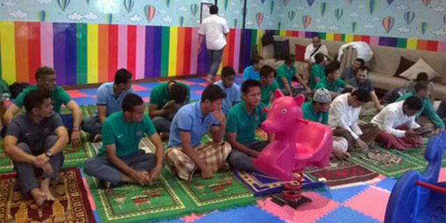 Timnas Salat Jumat di Ruang Bermain Anak-anak