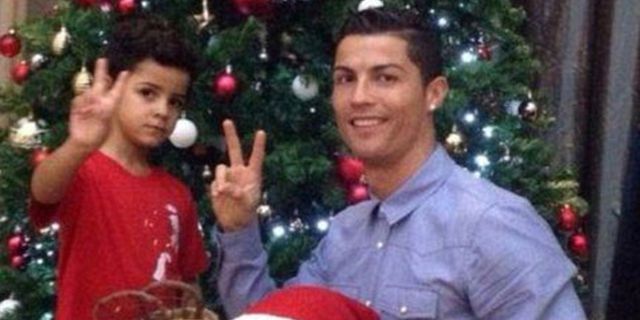 Bareng Sang Junior, Ronaldo Rayakan Natal Lebih Awal