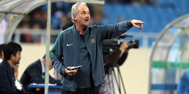 Riedl Sorot Sektor Sayap dan Pertahanan