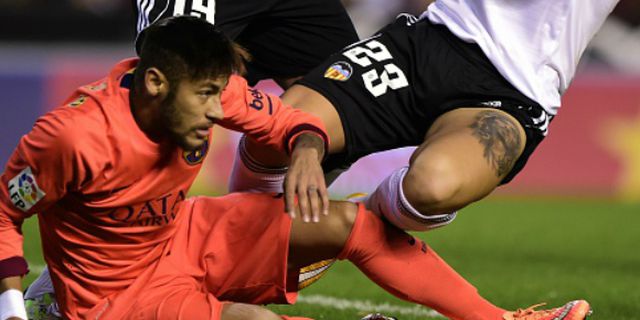 'Diserang' Neymar, Otamendi Lakukan Aksi Teatrikal