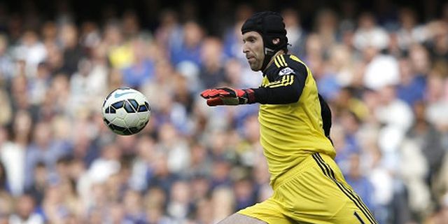 Petr Cech di Antara PSG dan Roma