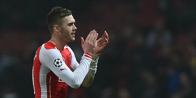 Calum Chambers Pamerkan Sepatu Anyar