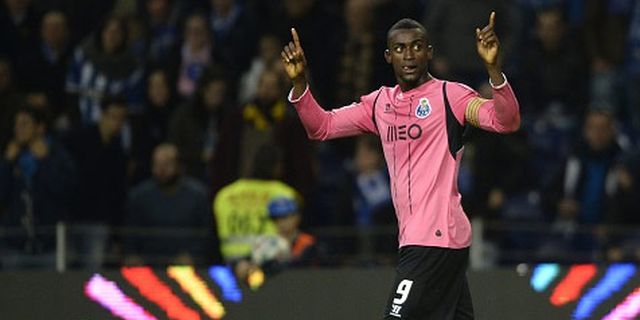 Jackson Martinez Bikin Tiga Klub Premier League Gigit Jari