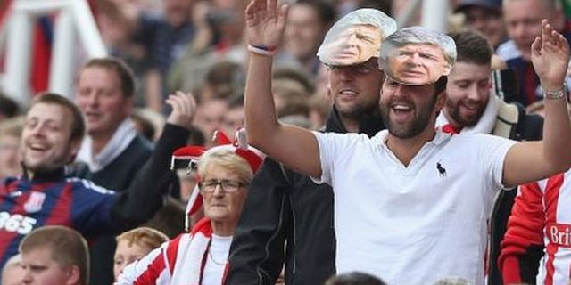 Hughes: Wenger, Jika Tak Mau Mendengar Ejekan, Tutup Saja Kupingmu